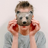 Lena Schaffer, Braunbär, 13 x 11 cm; 10 cm, Keramikplast, Draht, Acrylfarbe und Goldpaste, 365€